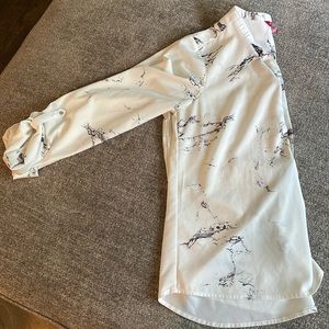 Guess Women’s marble blouse size medium silver hardware cuffed sleeves